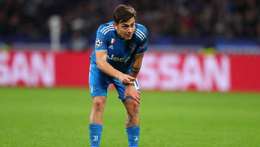 Paulo Dybala affaticato durante la partita di Lione. Getty 