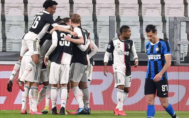 I giocatori della Juve festeggiano il gol del 2-0. Ansa I giocatori della Juve festeggiano il gol del 2-0. Ansa