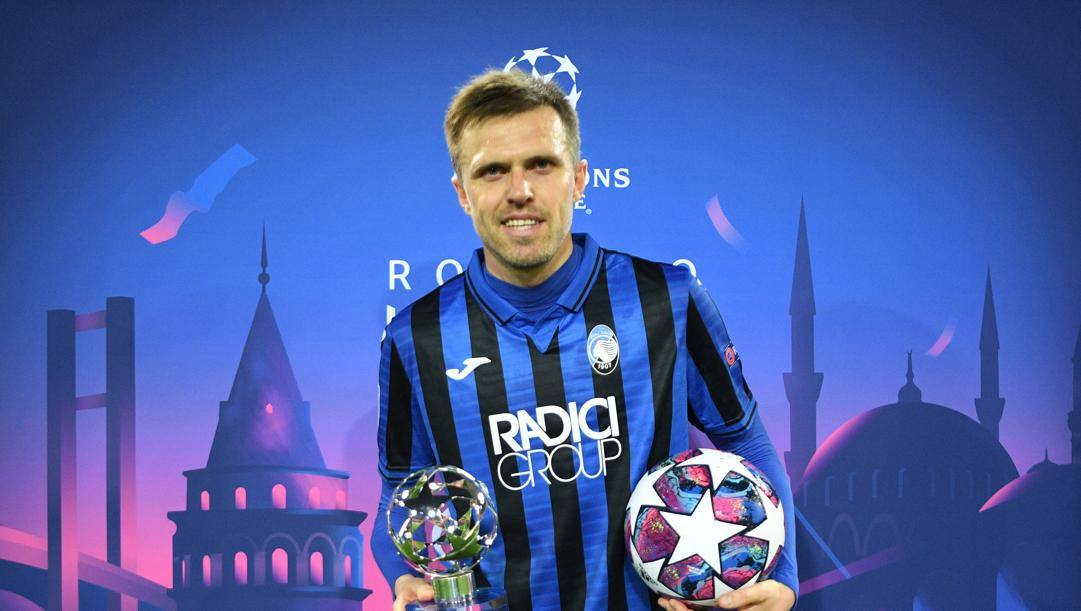 Josip Ilicic, 32 anni, col trofeo per i 4 gol segnati. Getty 
