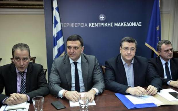 Il ministro Vassilis Kikilias, secondo da sinistra. Afp 