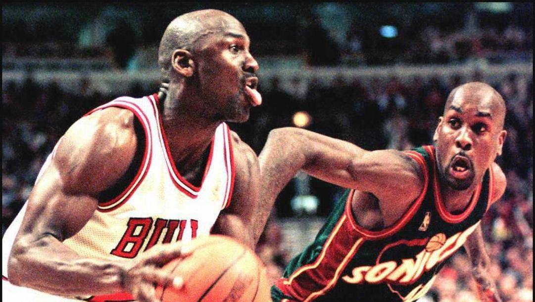 Michael Jordan, sei volte campione Nba con i Bulls, contro Gary Payton di Seattle. Afp 