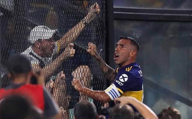 L&rsquo;esultanza di Carlos Tevez aggrappato alla recinzione dopo il gol-scudetto. Epa 