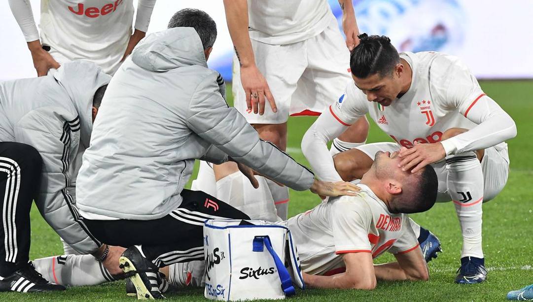Merih Demiral consolato da Ronaldo dopo l'infortunio a Roma. Afp 