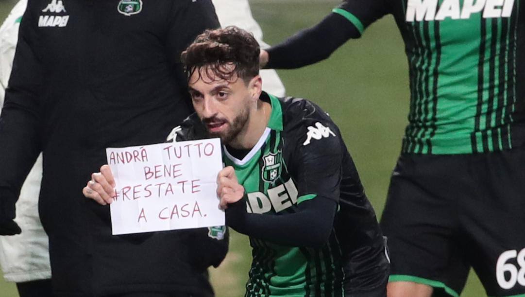 Francesco Caputo, attaccante del Sassuolo, con l'appello dopo uno dei due gol al Brescia. Ansa 