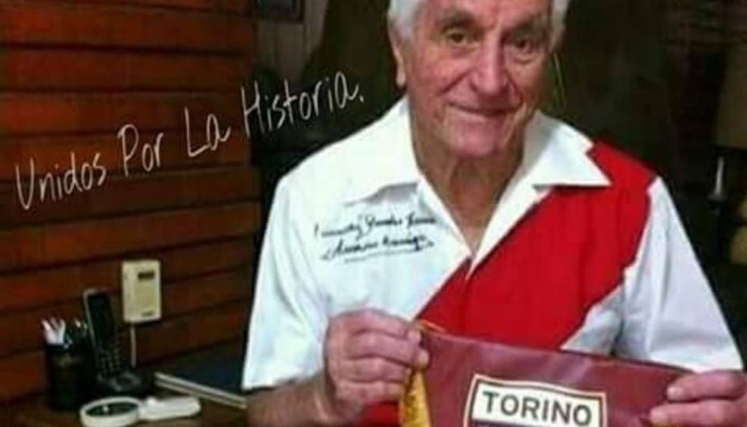 L'ex portiere del River Plate Amadeo Carrizo, scomparso oggi a Buenos Aires, in una foto recente con in mano il gagliardetto del Torino 