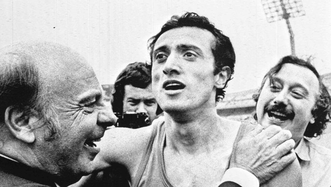 Città del Messico, 12 settembre 1979. Pietro Mennea con il ct della nazionale di atletica Enzo Rossi e il giornalista Gianni Minà dopo aver tagliato la linea di traguardo dei 200 metri con il tempo record di 19''72 durante le Universiadi. 