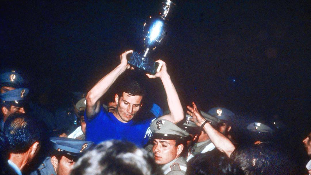 Giacinto Facchetti alza il trofeo dell'Europeo 1968. Olympia 