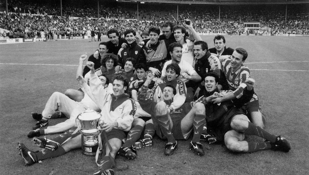 Wembley 1993: i giocatori della Cremonese festeggiano la vittoria della Mitropa Cup 