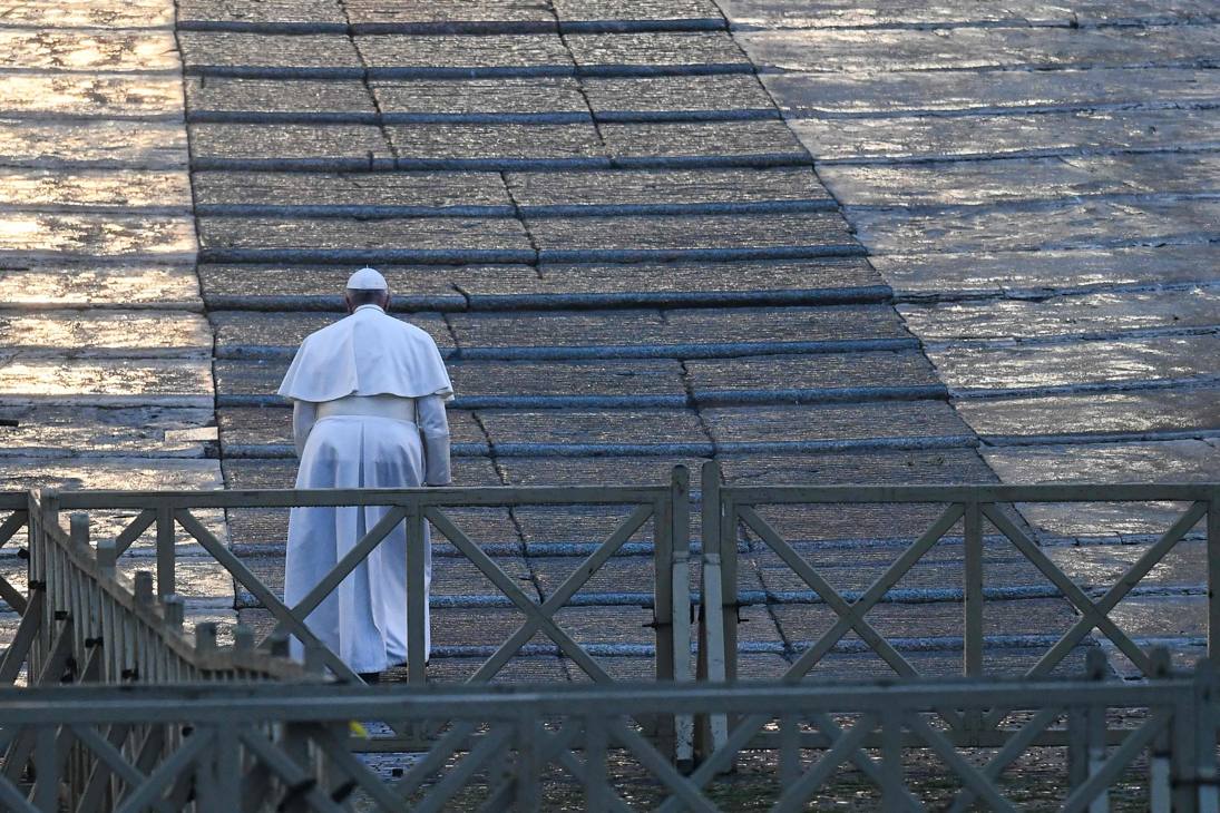  Per dare un forte segnale di speranza ai fedeli, Papa Francesco ha presieduto un momento di preghiera sul sagrato della basilica di San Pietro. Afp  