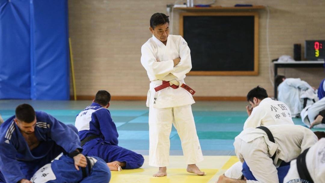 Il d.t. Kyoshi Murakami durante un allenamento con gli azzurri del judo 