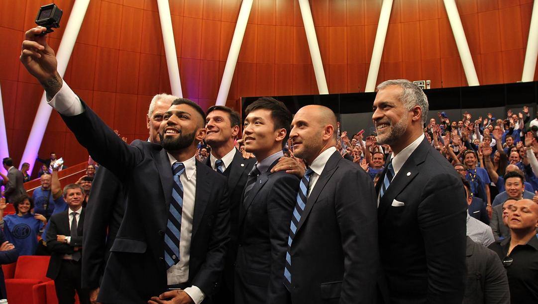 Gabigol con i dirigenti dell'Inter il giorno della presentazione. Getty 