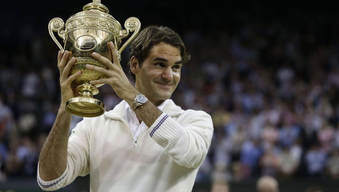 Roger Federer festeggia nel 2012 il settimo dei suoi otto trionfi a Wimbledon. Lapresse 