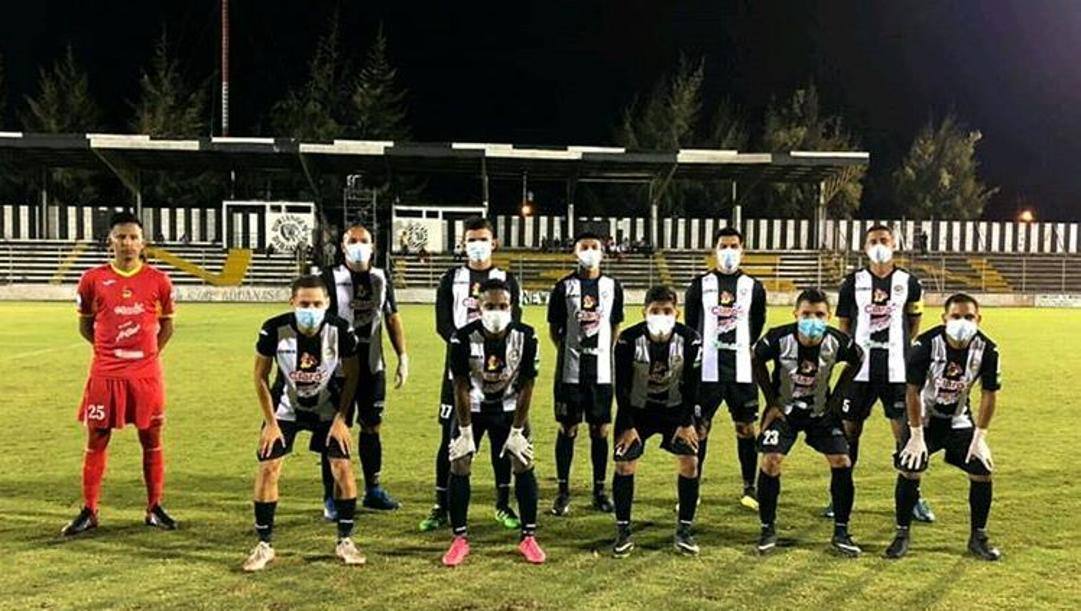 I giocatori del Diriangen in posa per la foto di squadra lo scorso 22 marzo. Instagram 