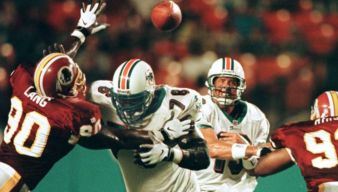 Dan Marino, quarterback dei Dolphins, nel Super Bowl perso con Washington nel 1983. Afp 