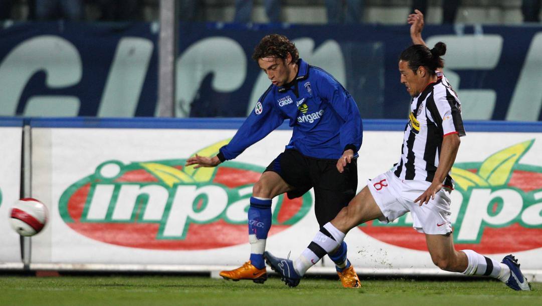 20 marzo 2008: Claudio Marchisio con la maglia dell'Empoli contro lo juventino Camoranesi.  