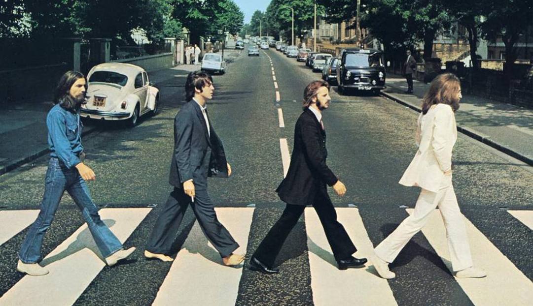 I quattro Beatles sulla copertina di Abbey Road. 