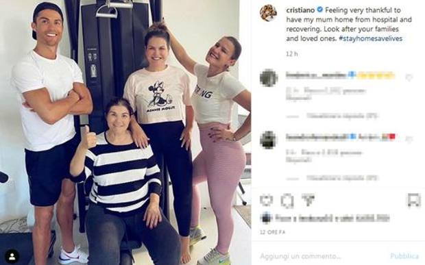 Cristiano nella sua palestra privata con madre e sorelle. Ansa