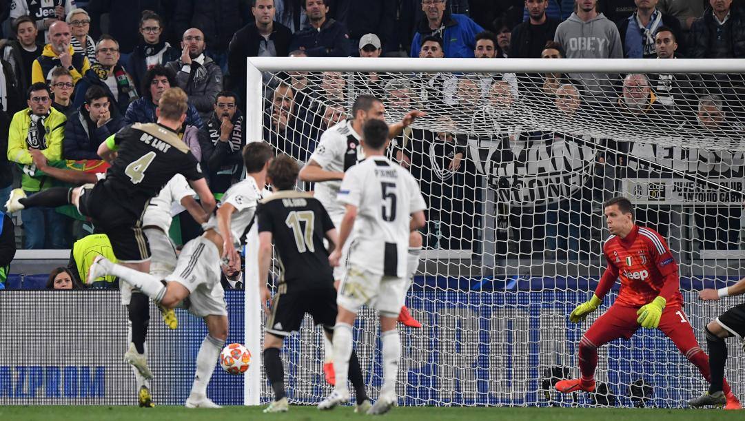 Il gol di De Ligt che eliminò la Juve dalla scorsa Champions League. Getty 