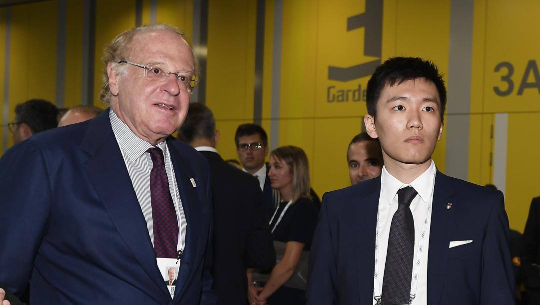 Paolo Scaroni e Steven Zhang. Lapresse 