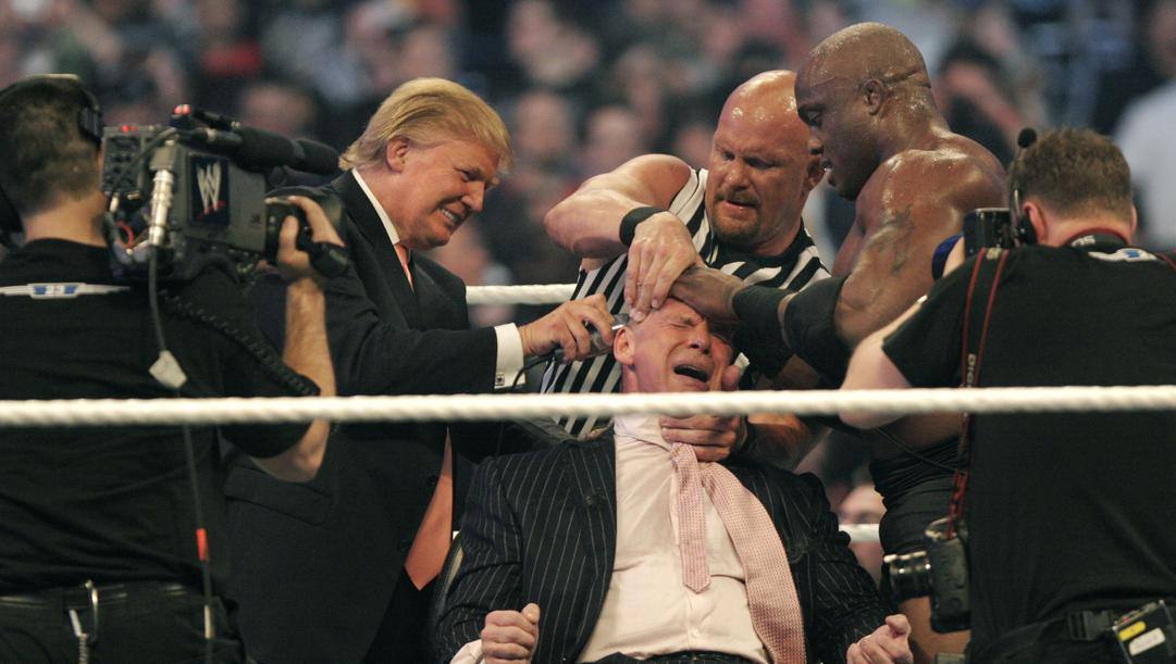 Donald Trump taglia i capelli a Vince McMahon durante la 'Battle of Billionaires' nel 2011. Afp 