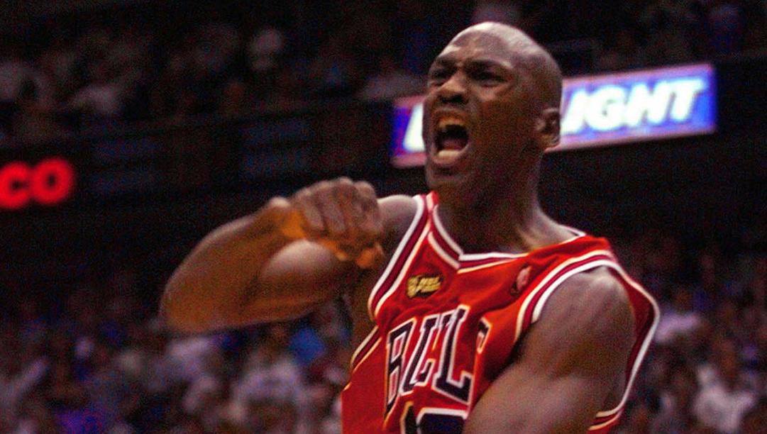 Michael Jordan esulta dopo aver vinto il titolo Nba 1998. Ap 
