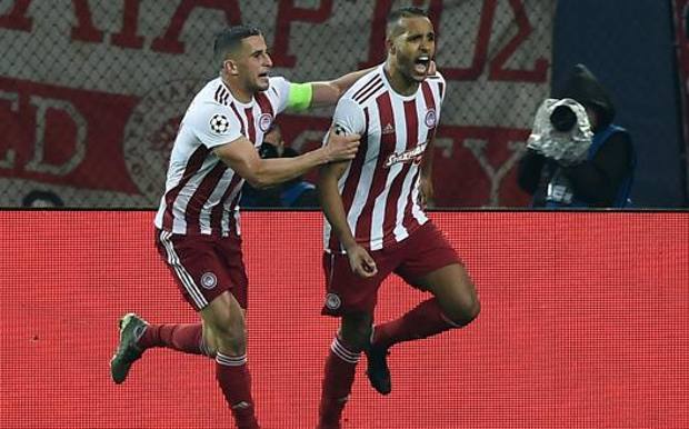 Il capitano dell&rsquo;Olympiacos Omar Elabdellaoui abbraccia il bomber Youssef El-Arabi  