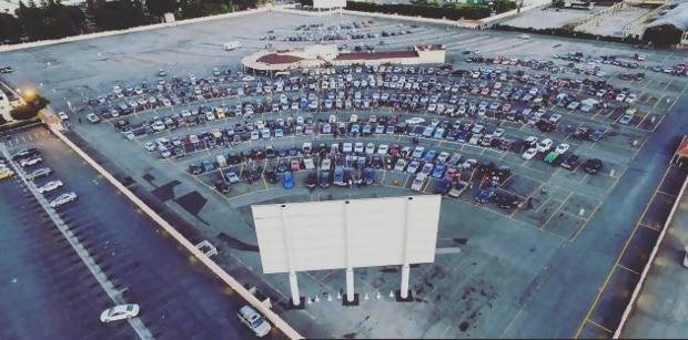 Il famoso Paramount Drive-In in California 