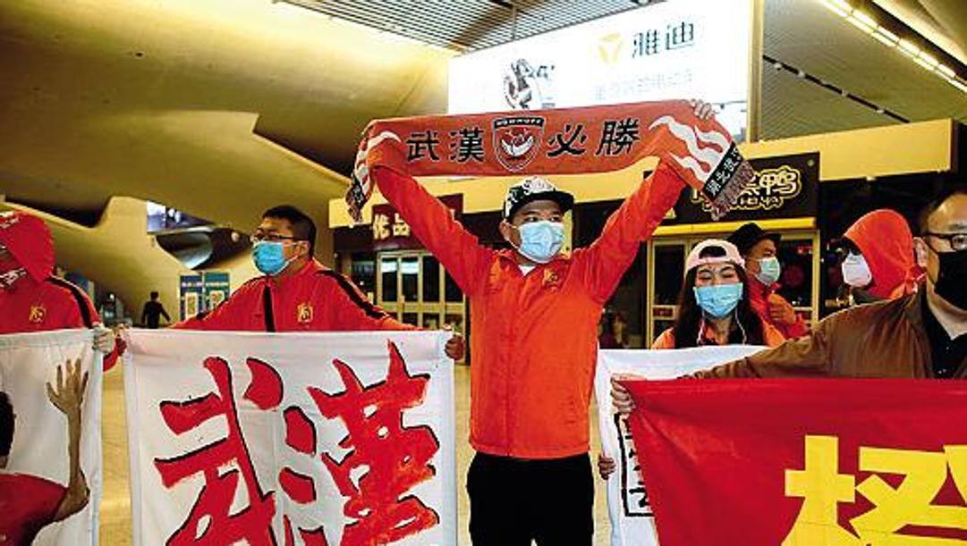 Tifosi in festa per il ritorno del Wuhan Zall. Afp 