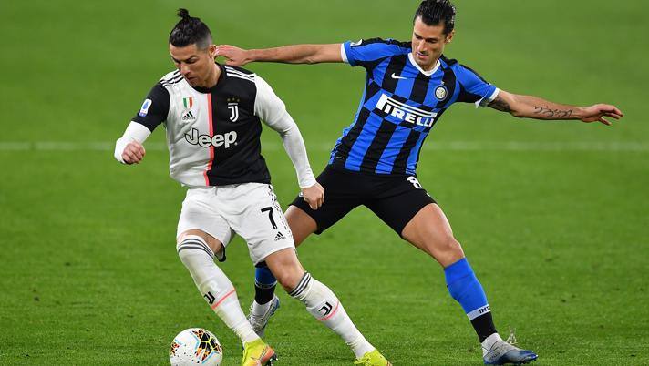 Cristiano Ronaldo e Antonio Candreva in azione nell'ultimo Juve-Inter. Getty 