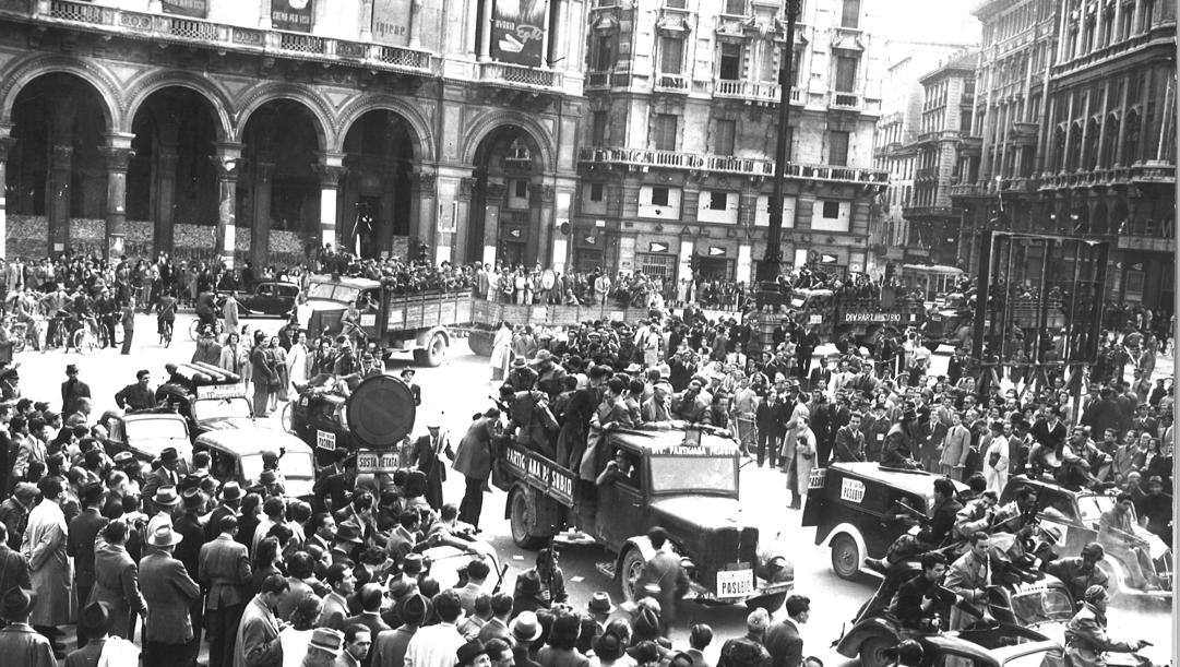 25 aprile 1945: i partigiani sfilano in Piazza Duomo a Milano. 