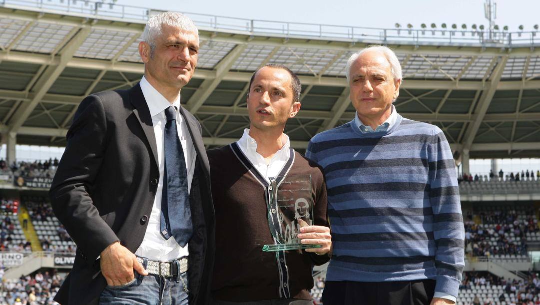 Fabrizio Ravanelli con Candido, il fratello di Andrea Fortunato, e Roberto Bettega, il 25 aprile 2010. Lapresse 