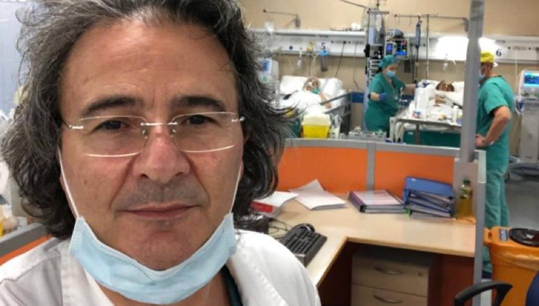Il professor Vito Delmonte al lavoro nell'ospedale di Acquaviva delle Fonti (Bari). 