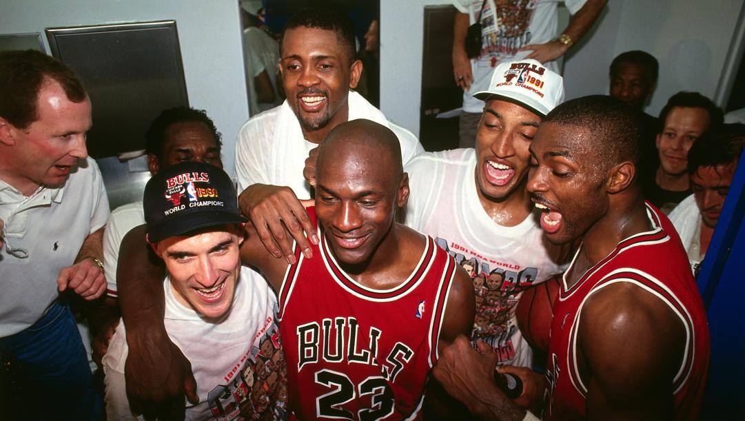 La festa dei Chicago Bulls per il primo titolo, quello del 1991. Fino ad allora Michael Jordan aveva fama di perdente. Getty  