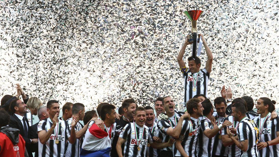 13 maggio 2012. La Juve festeggia a Torino lo scudetto vinto una settimana prima.  Capitan Del Piero alza il trofeo.  