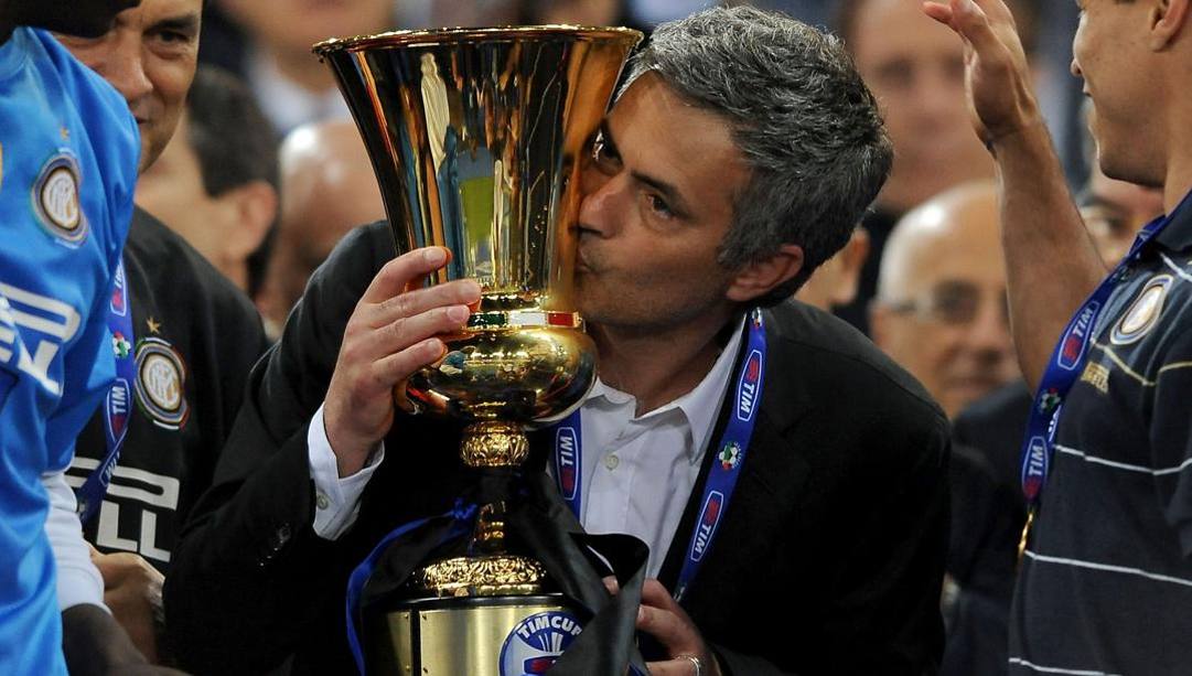 5 maggio 2010. Mourinho bacia la Coppa Italia.  
