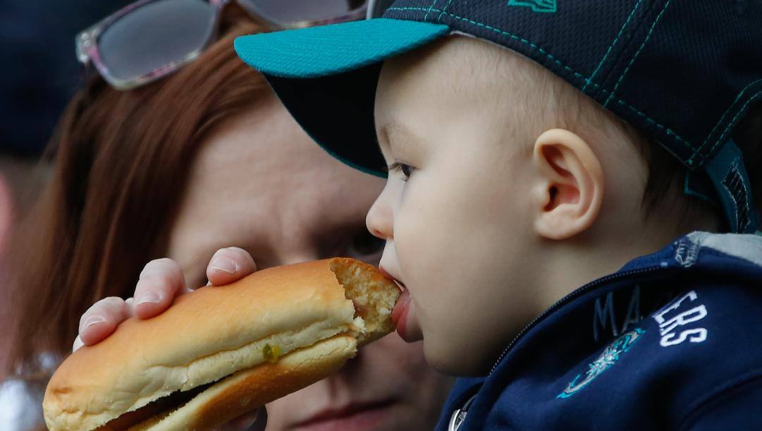 Un piccolo tifoso dei Mariners alle prese con un hot dog. Afp 