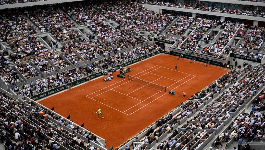 Il Philippe Chatrier, il campo centrale del Roland Garros di Parigi gremito per la finale del 2019. Lo stadio conta circa 15.000 posti a sedere (Afp) 