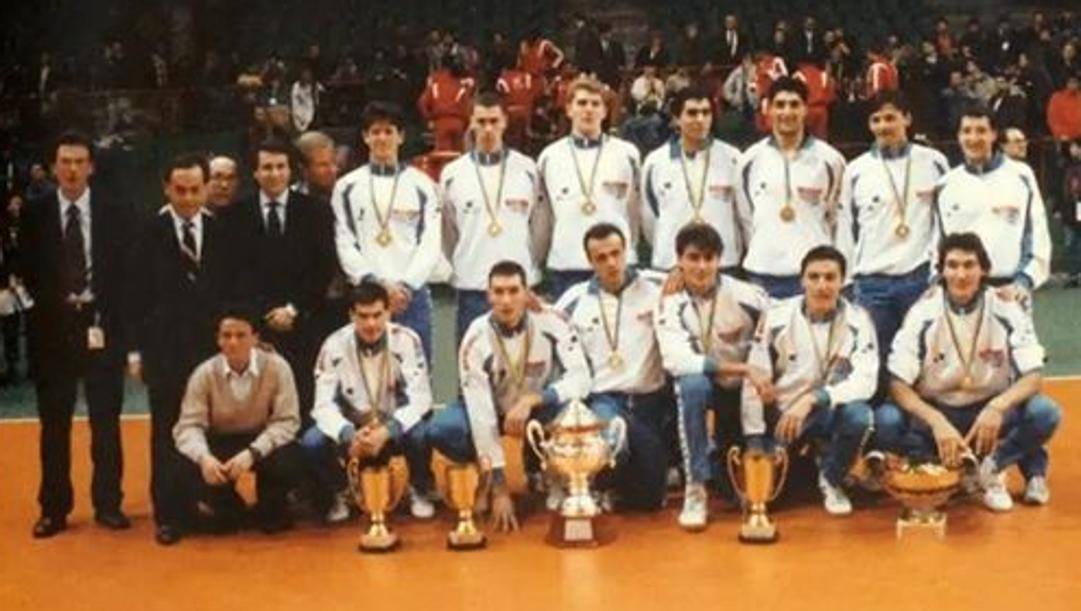 La squadra della Maxicono Parma del 1989-90 posa con i 5 trofei conquistati in quel favoloso 1990. 