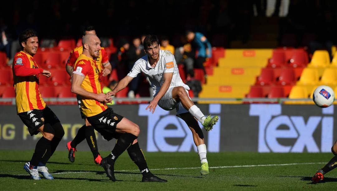 Un momento di Benevento-Pordenone, una delle ultime partite di serie B prima della sosta. Lapresse 