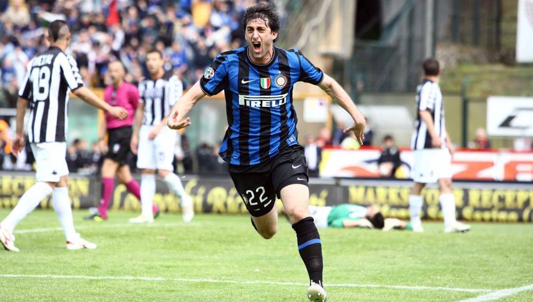 L'esultanza di Diego Milito per il gol che decide Siena-Inter. Lapresse 