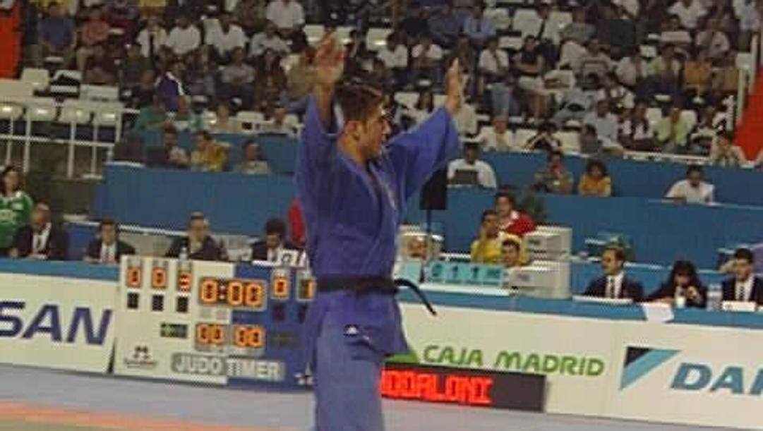 1998, Pino Maddaloni esulta dopo la vittoria in finale del titolo europeo nei 73 kg 