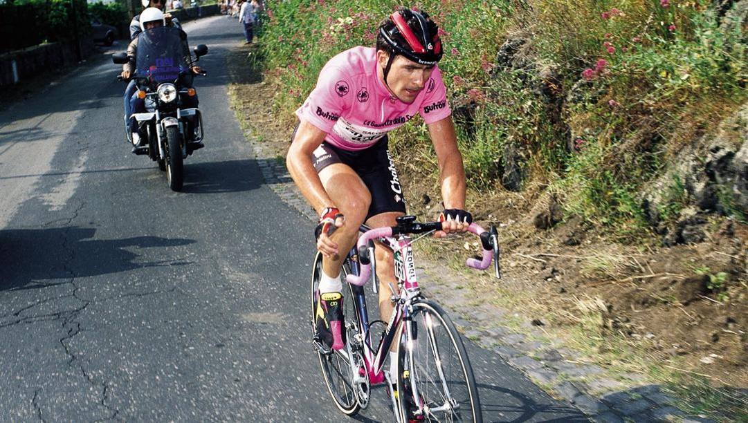 Gianni Bugno in maglia rosa. 