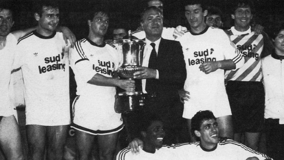 Il Bari del presidente Vincenzo Matarrese - al centro - festeggia la Mitropa Cup 1990.  
