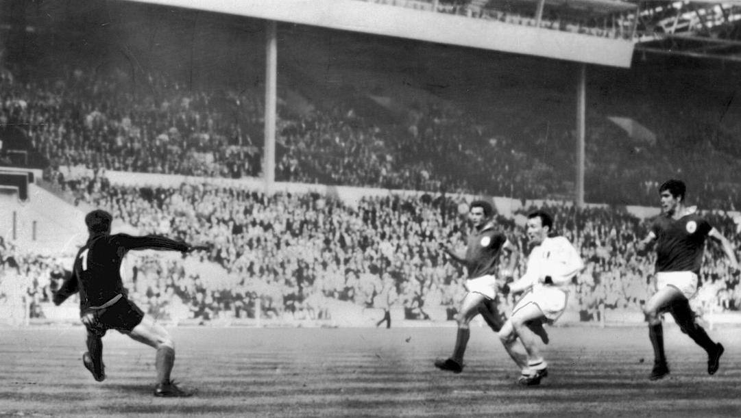Il gol della vittoria di Josè Altafini il 22 maggio 1963 nella finale tra Milan e Benfica. Ap 