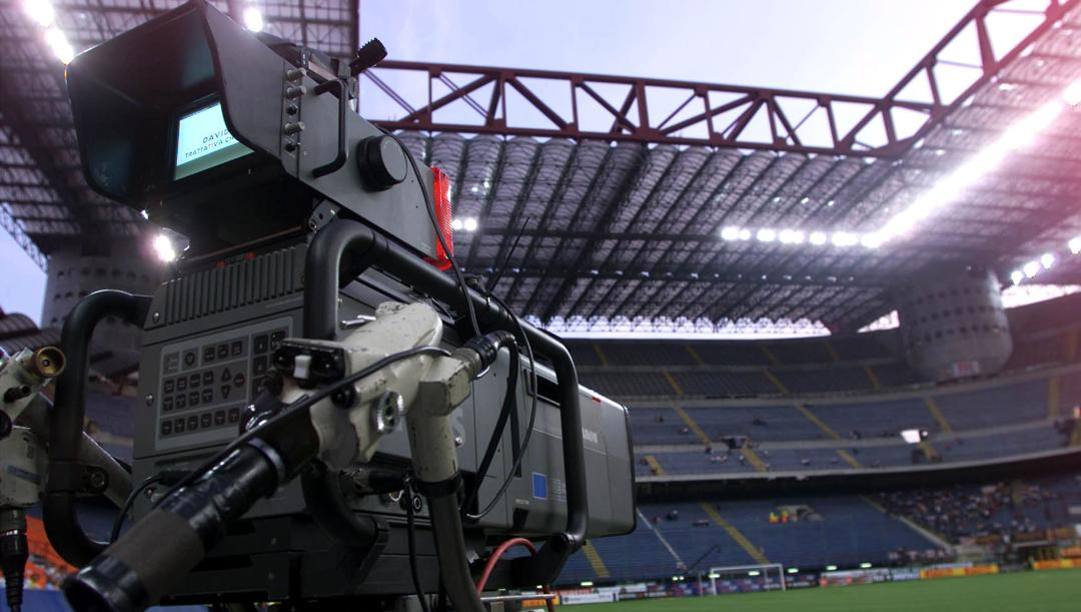 Una telecamera in uno stadio semivuoto: da dove ripartirà il calcio italiano? Ansa 