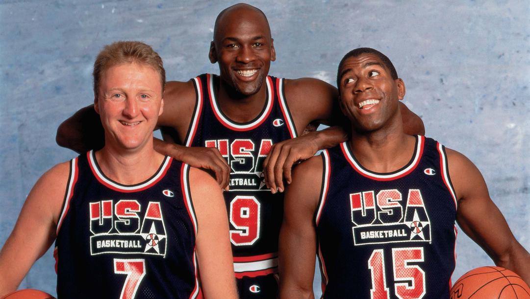 Michael Jordan tra Larry Bird e Magic Johnson con le divise del Dream Team 1992 