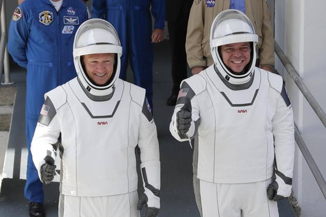  I due astronauti Douglas Hurley, a sinistra, e Robert Behnken poco prima di salire sul Dragon, la capsula dello SpaceX (Ap)  