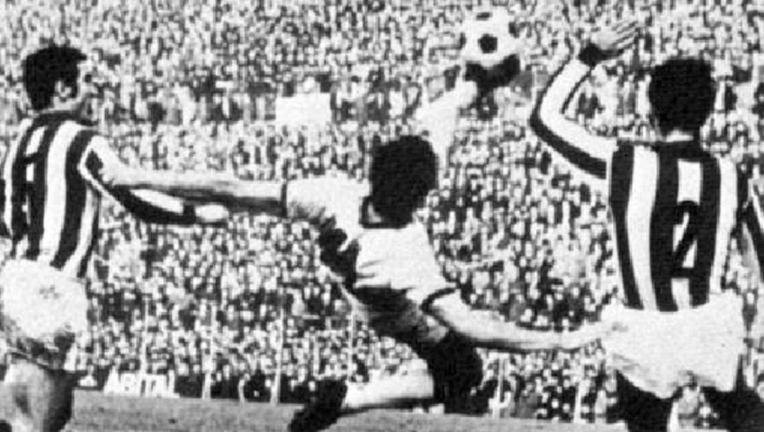 Il gol di Gigi Riva contro il Vicenza nel 1970. Ansa 