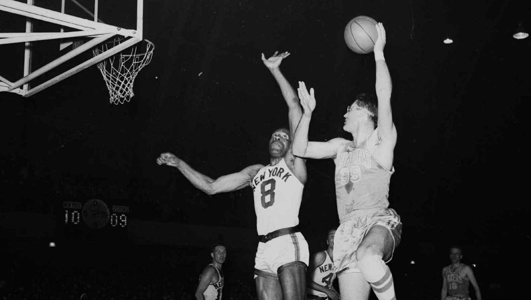 George Mikan ha giocato 7 stagioni in Nba tra il 1948 e il 1956, vincendo 5 anelli con i Minneapolis Lakers. Ap 