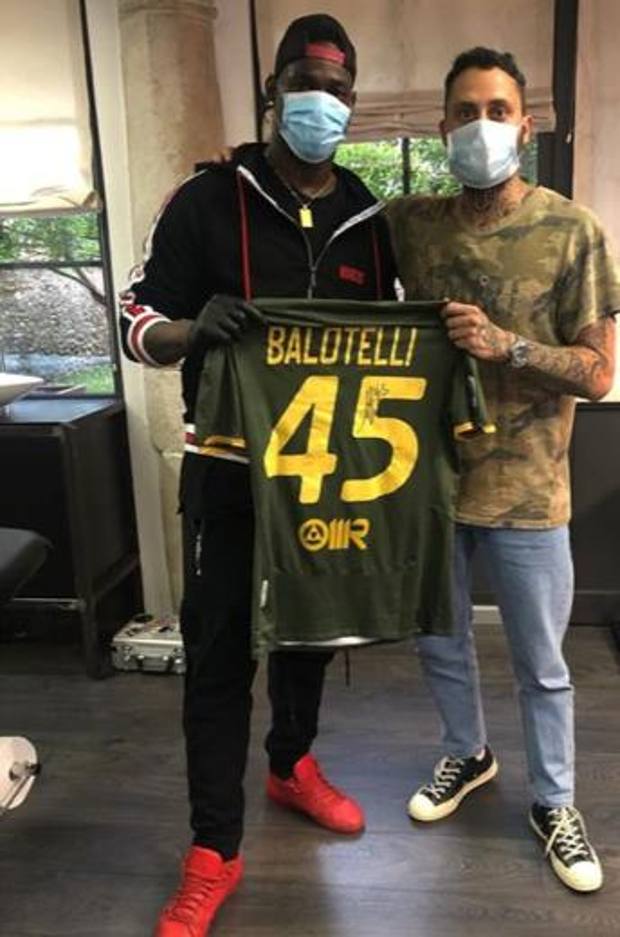 Mario Balotelli exibe cabelo novo com desenho tribal e listras